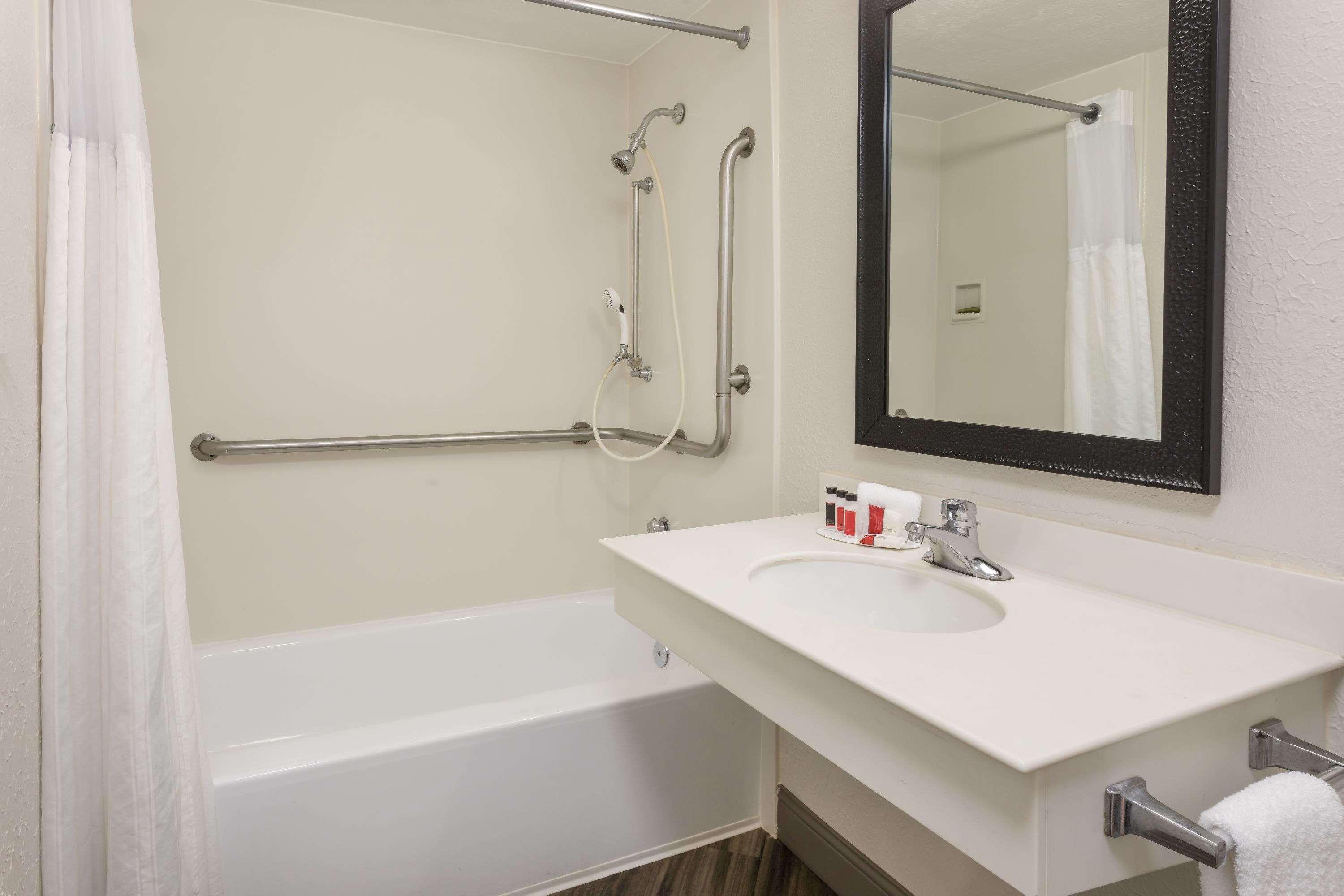 Baymont By Wyndham Greenville Woodruff Rd Экстерьер фото